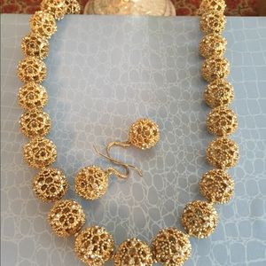 Gorgeous Necklace and earring set.